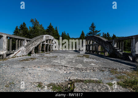 Das 1929 erbaute, verfallende alte Brücke mit nichtrostenden Bewehrungsstahl, Kreuze über der Salmonier Fluss, St Catherine's, Neufundland, Kanada Stockfoto