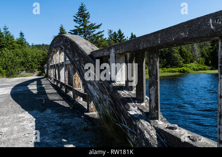 Das 1929 erbaute, verfallende alte Brücke mit nichtrostenden Bewehrungsstahl, Kreuze über der Salmonier Fluss, St Catherine's, Neufundland, Kanada Stockfoto