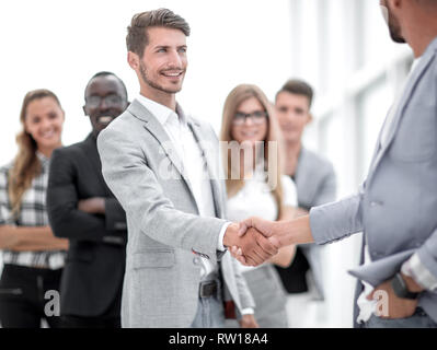 Lächelnd männlichen Chef Förderung lohnende Handshaking Stockfoto