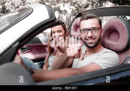 Liebespaar in einem Cabrio auf Sie Stockfoto