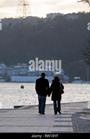 Liebhaber gehen an Rumeli Festung am Meer, Bosporus, Istanbul, Türkei. Stockfoto