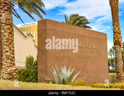 LAS VEGAS, NV, USA - Februar 2019: Weitwinkelaufnahme der Zeichen außerhalb des Mandalay Bay Hotel und Resort am Las Vegas Boulevard. Stockfoto