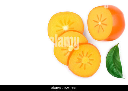 Persimmon Scheibe mit Blättern auf weißem Hintergrund mit Kopie Platz für Ihren Text isoliert. Ansicht von oben. Flach Muster Stockfoto