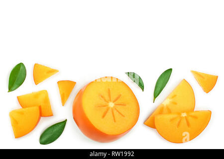 Persimmon Scheibe mit Blättern auf weißem Hintergrund mit Kopie Platz für Ihren Text isoliert. Ansicht von oben. Flach Muster Stockfoto