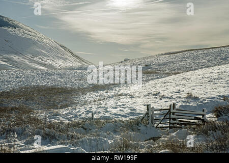 Die Zentrale in der Nähe von Brecon Beacons die Geschichte Waffen nach einem plötzlichen Schnee dump im Januar, South Wales Stockfoto