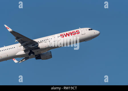 Swiss Airbus A321 Jet Airliner Flugzeug HB-ION startet vom Flughafen London Heathrow, Großbritannien, in blauem Himmel. Swiss International Air Lines Stockfoto