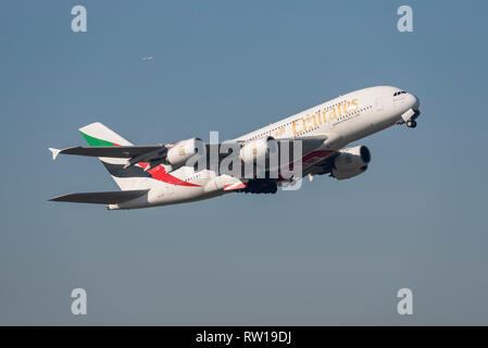 Emirates Airbus A380 Superjumbo-Jet-Flugzeug A6-EEI startet vom Flughafen London Heathrow, Großbritannien, in blauem Himmel Stockfoto