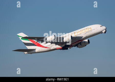 Emirates Airbus A380 Superjumbo-Jet-Flugzeug A6-EEI startet vom Flughafen London Heathrow, Großbritannien, in blauem Himmel Stockfoto