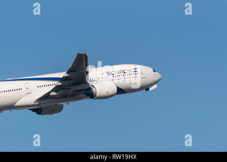 El Al Israel Airlines Boeing 777 Jet Airliner Flugzeug 4X-ECA startet vom Flughafen London Heathrow, Großbritannien, in blauem Himmel Stockfoto