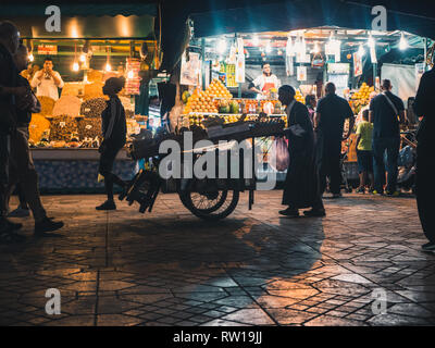 Marrakesch, Marokko - 27. März 2018: die Medina von Marrakesch, Djemaa el Fna in der Nacht, mit Touristen überfüllt Stockfoto