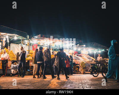 Marrakesch, Marokko - 27. März 2018: die Medina von Marrakesch, Djemaa el Fna in der Nacht, mit Touristen überfüllt Stockfoto