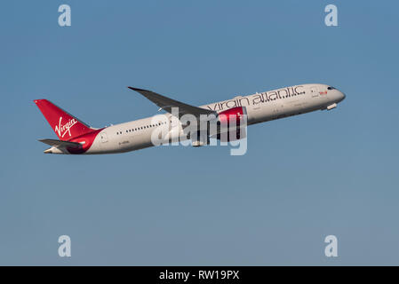 Virgin Atlantic Airways Boeing 787 Dreamliner Jet Airliner Ebene G-Vdia vom Flughafen London Heathrow Großbritannien, im blauen Himmel. Namens Lucy im Himmel Stockfoto