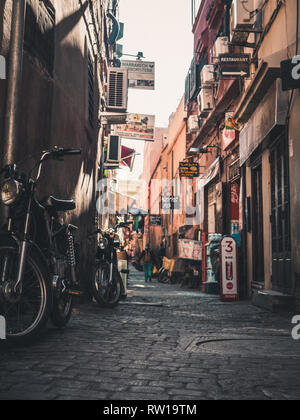 Marrakesch, Marokko - März 27, 2018: Straße mit Kopfsteinpflaster des alten Medina in Marrakesch, Marokko mit Motorrädern auf der Seite Stockfoto