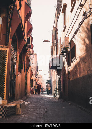 Marrakesch, Marokko - März 27, 2018: Straße mit Kopfsteinpflaster des alten Medina in Marrakesch, Marokko mit Motorrädern auf der Seite Stockfoto