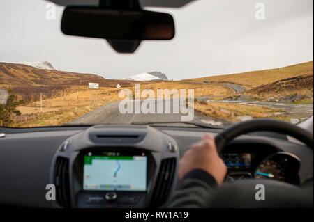 Straße A 855, die zu den Storr, eine Stòrr, alter Mann von Storr. Isle of Skye. Schottland. Stockfoto