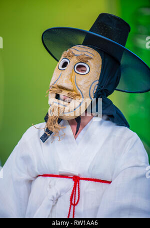 ANDONG, SÜDKOREA - Okt 01: Akteure, die die koreanischen traditinal Maskdance in Andong Südkorea am 01. Oktober 2018, die Maskdance festival Er Stockfoto