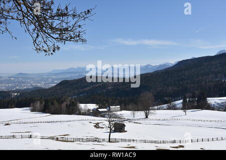 Kärnten, Villach, Stadt, Panorama, Skyline, Stadt, Dobratsch, Wegkreuz, Holzkreuz, Baum, Wald, Winter, Schnee, Wiese, Weide, verschneit, kahl, Ast, als Stockfoto