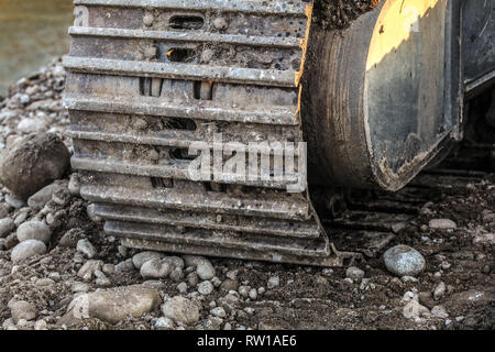 Detail aus Metall digger Track auf Steine und Sand. Bau Konzept. Stockfoto