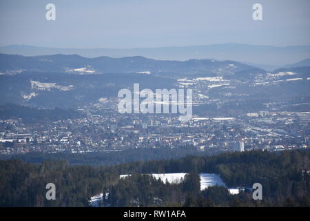 Kärnten, Villach, Stadt, Panorama, Skyline, Stadt, Dobratsch, Wegkreuz, Holzkreuz, Baum, Wald, Winter, Schnee, Wiese, Weide, verschneit, kahl, Ast, als Stockfoto