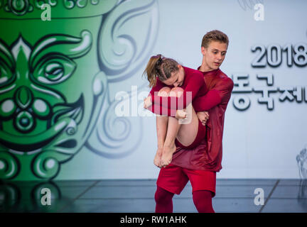 ANDONG, SÜDKOREA - Okt 01: Tänzer aus Modern Dance groupe Buras am Maskdance Festival in Andong Südkorea am 01. Oktober 2018 hielt durchführen Stockfoto