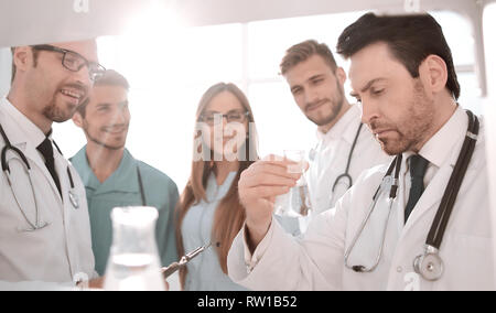 Fröhliche junge Forscher arbeiten im Labor Stockfoto