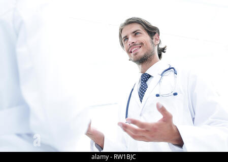 Zwei Ärzte Treffen im Krankenhaus-Empfangsbereich Stockfoto