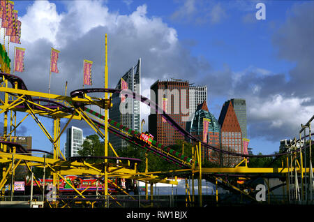 Malieveld, Den Haag, Niederlande. 26. April 2017. koningskermis - King's Fair, mit Den Haag City Centre im Hintergrund. Charles M. Vella/A Stockfoto