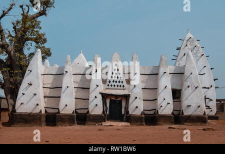 Ein nettes Foto von der schönen Architektur der Welt berühmte Larabanga Moschee in Ghana, Westafrika Stockfoto