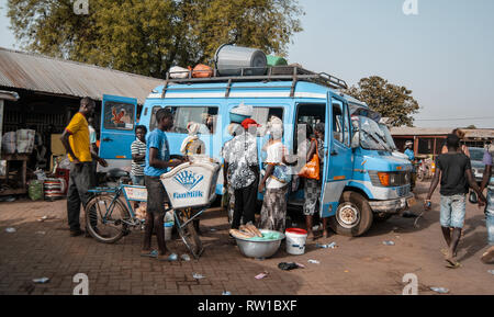 Ghanaische Volk an Bord eines lokalen Blue Bus in Bolgatanga Stockfoto