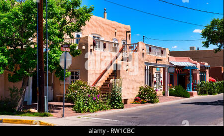 Albuquerque, die größte Stadt in New Mexico, sitzt in der hohen Wüste. Die Altstadt ist mit historischen Adobe Gebäude gefüllt Stockfoto