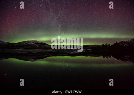Die aurora borealis ist eine atemberaubende Anzeige in Stirling über Loch Lubnaig und Loch Venachar Mit: Loch Venachar Wo: in der Nähe von Callander, Großbritannien Wann: 31 Jan 2019 Credit: Euan Kirsche / WANN Stockfoto