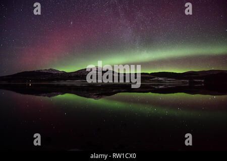 Die aurora borealis ist eine atemberaubende Anzeige in Stirling über Loch Lubnaig und Loch Venachar Mit: Loch Venachar Wo: in der Nähe von Callander, Großbritannien Wann: 31 Jan 2019 Credit: Euan Kirsche / WANN Stockfoto