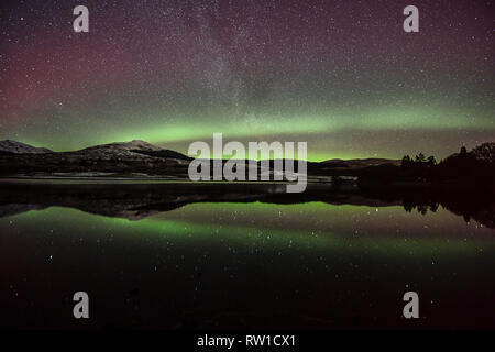 Die aurora borealis ist eine atemberaubende Anzeige in Stirling über Loch Lubnaig und Loch Venachar Mit: Loch Venachar Wo: in der Nähe von Callander, Großbritannien Wann: 31 Jan 2019 Credit: Euan Kirsche / WANN Stockfoto