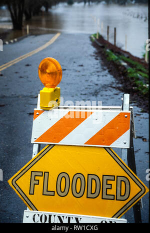 Überflutet Zeichen bei geschlossenen Straße Ort, Sonoma County, CA, USA Stockfoto