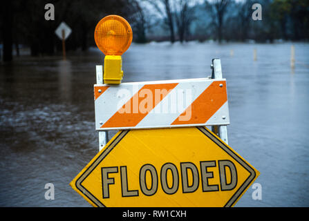 Überflutet Zeichen bei geschlossenen Straße Ort, Sonoma County, CA, USA Stockfoto