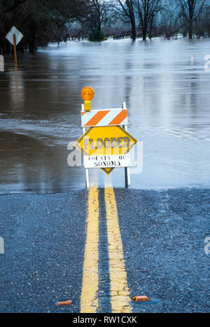 Überflutet Zeichen bei geschlossenen Straße Ort, Sonoma County, CA, USA Stockfoto