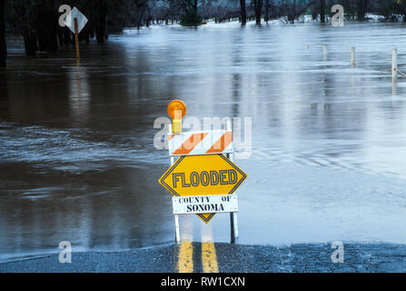 Überflutet Zeichen bei geschlossenen Straße Ort, Sonoma County, CA, USA Stockfoto