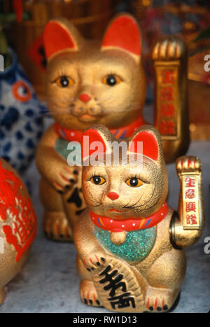 Maneki Neko Skulpturen, "Beckoning Cat', Chinatown, NYC Stockfoto