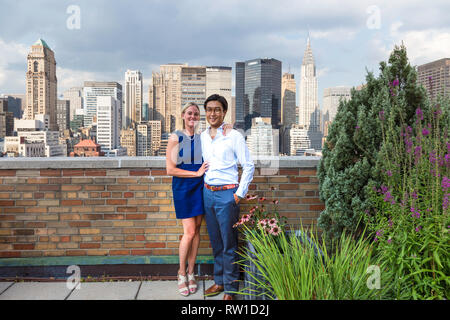 Attraktive Mixed Race Paar Pose auf der Dachterrasse, NYC, USA Stockfoto