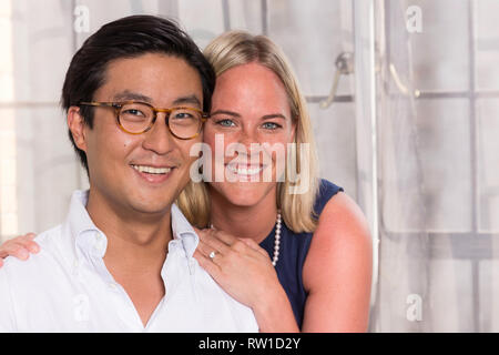 Attraktive Mixed Race Paar Stellen für Bild, USA Stockfoto