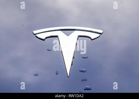 Februar 28, 2019 Sunnyvale/CA/USA-Tesla-Logo auf einem Tesla Modell 3 Auto; Tesla Motors, Inc. ist ein amerikanisches Unternehmen, das produziert elektrische Fahrzeuge, Stockfoto