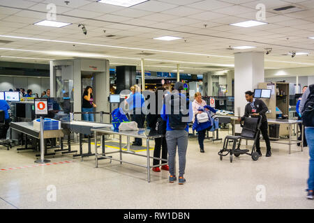 Februar 22, 2019 Seattle/WA/USA - die Menschen durch die Sicherheitskontrolle am Seattle-Tacoma International Airport (SEA) Stockfoto