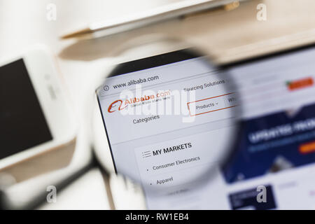 New York, USA - 4. März 2019: Alibaba Group Offizielle Website Homepage unter Lupe. Konzept Alibaba Group Logo auf dem Smartphone sichtbar, tablet Stockfoto