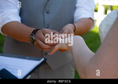 Bräutigam, Hochzeit Ring am Finger der Braut während der Trauung Stockfoto