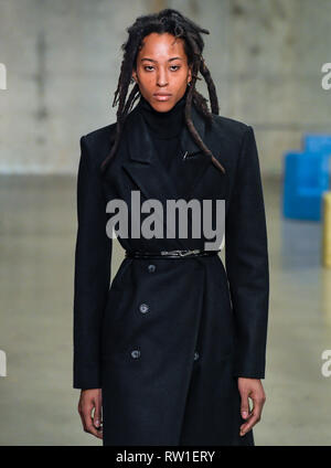 New York, New York - Februar 10, 2019: ein Modell geht der Start- und Landebahn am Tibi Herbst Winter 2019 Modenschau Stockfoto