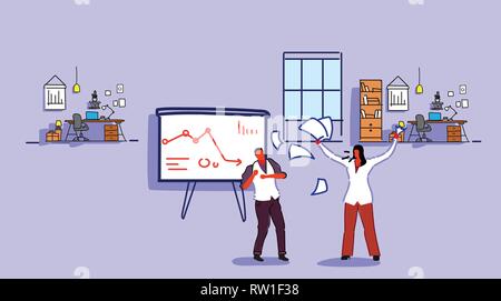 Unzufrieden Frau boss werfen Papier Dokumente schreiend auf frustrierter Mann Arbeitnehmer schlechter Job Konzept verärgert Arbeitgeber schreien Mitarbeiter moderne Büro Stock Vektor