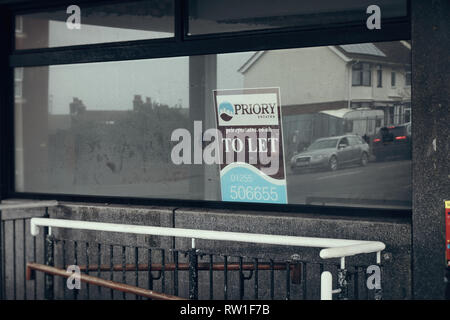 Harwich & Dovercourt, Essex, England - 3. März 2019: Eine in einen freien Prämisse Zeichen auf Harwich High Street mit Reflexionen von den Autos, die in das Fenster. Stockfoto