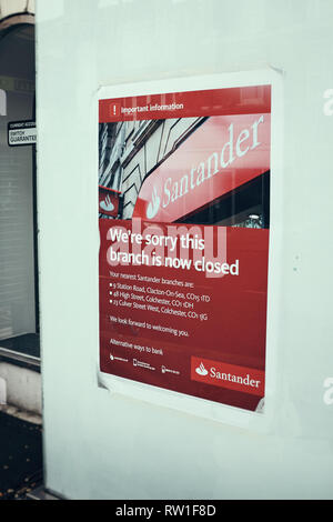 Harwich & Dovercourt, Essex, England - März 3, 2019: ein Plakat über die Niederlassung Schließung für Santander in Harwich High Street. Stockfoto