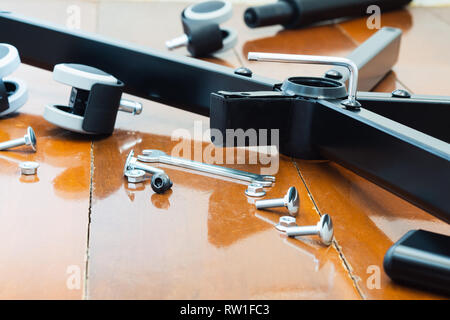 Noch immer leben Schoß der Versammlung der DIY-stuhl Möbel. Nahaufnahme, Schrauben Weg der Stühle mit Sechskantschlüssel der DIY-Stuhl Möbel. Stockfoto