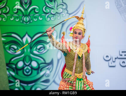 Thailändische Tänzerin, die den traditionellen Thai-Khon-Tanz auf dem Maskentanzfestival in Andong Südkorea vorführt Stockfoto